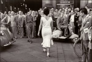 Mario De Biasi, Gli italiani si voltano. Moira Orfei, 1954, dalla mostra Memoria e Passione. Da Capa a Ghirri. Capolavori dalla Collezione Bertero