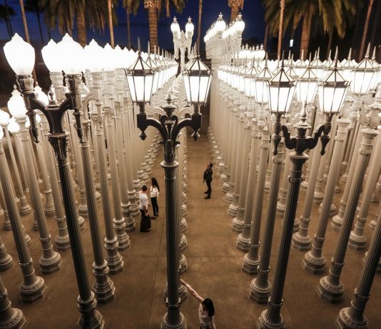 Parco divertimenti querelato: ha copiato Urban Light di Chris Burden