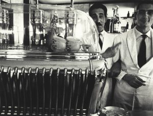 William Klein, Koffee machine and attendants, 1956, dalla mostra Memoria e Passione. Da Capa a Ghirri. Capolavori dalla Collezione Bertero