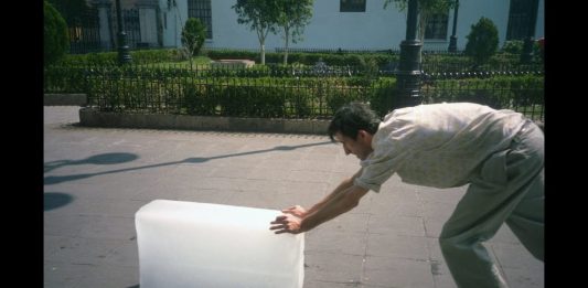 Francis Alys torna alla Biennale di Venezia, questa volta per il Belgio Francis Alys, Paradox of Praxis 1 (Sometimes Making Something Leads to Nothing)