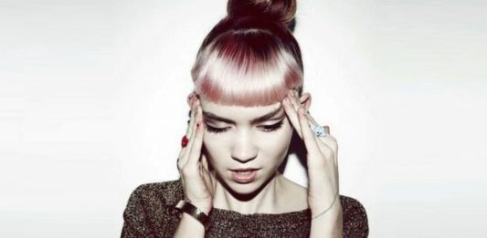 Grimes vende un pezzo della propria anima per la sua prima mostra online