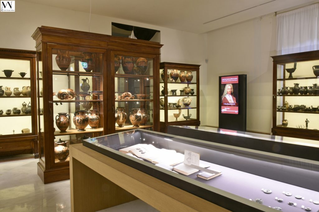 Veduta della mostra sugli etruschi al Museo Archeologico di Napoli