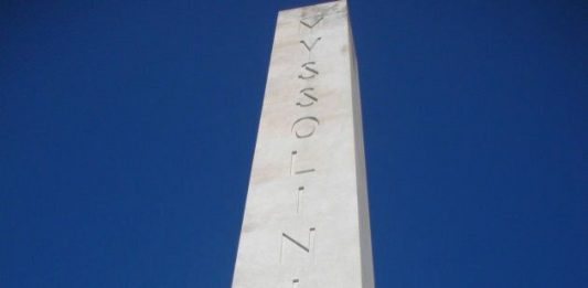 Monumenti, mementi e abbattimenti L'obelisco dedicato a Mussolini al Foro Italico, Roma