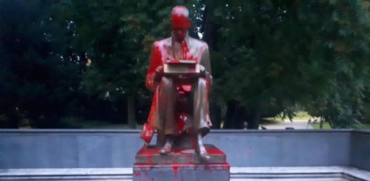 Montanelli, Pasolini, e il non senso della distruzione La statua vandalizzata di Indro Montanelli a Milano