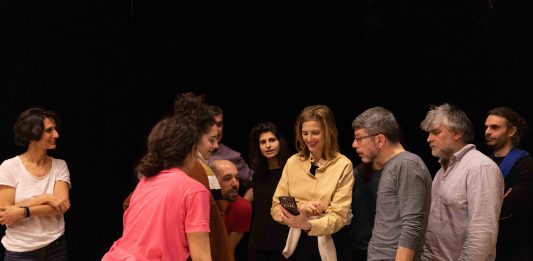 The Momentary Now. L’atto finale della scuola di performance si svolge al parco Una lezione di The Momentary Now a Zona K, prima della pandemia. Foto Chiara Cordeschi