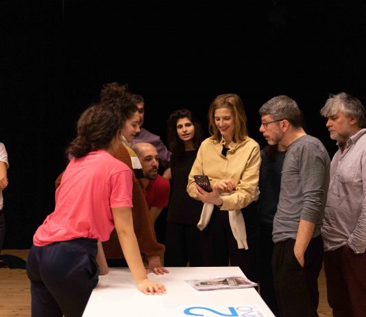 The Momentary Now. L’atto finale della scuola di performance si svolge al parco Una lezione di The Momentary Now a Zona K, prima della pandemia. Foto Chiara Cordeschi