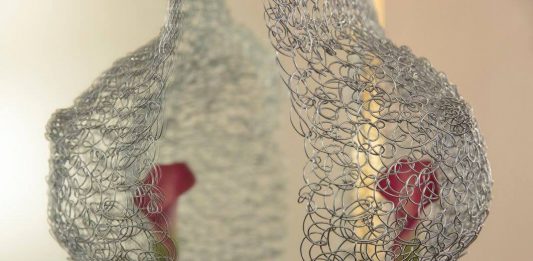 Fragili fili di ferro di Antonella Romano, a Palazzo Fondi di Napoli