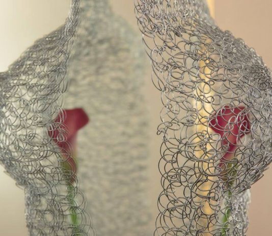 Fragili fili di ferro di Antonella Romano, a Palazzo Fondi di Napoli