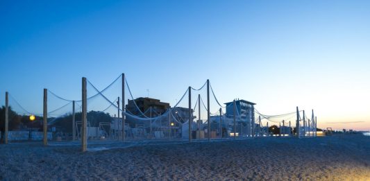 Tra la spiaggia e il web, si apre la lunga notte di Demanio Marittimo