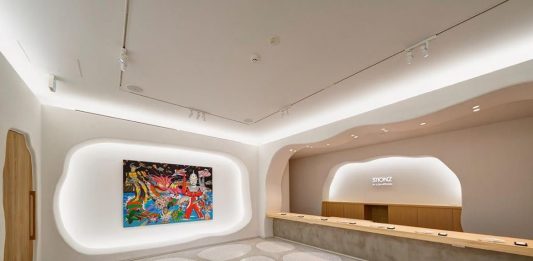 A Tokyo, una galleria d’arte si trasforma in un ristorante di sushi