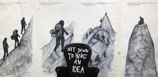 Andrea Bianconi e la poltrona su Cima Carega, a 2259 metri