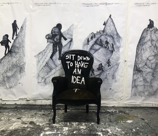 Andrea Bianconi e la poltrona su Cima Carega, a 2259 metri