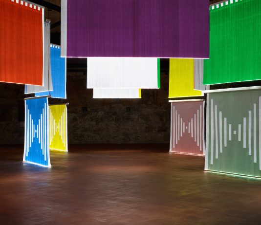 Daniel Buren alla GAMeC, con le opere in fibra ottica. Intervista all’artista Buren Bergamo