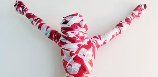 Il Circuito del Contemporaneo torna in Puglia. Parla Giusy Caroppo Kendell Geers, T.W.(INRI) 816, 1994, Chevron tape on lost object, 95x69x16cm (detail)