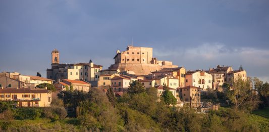 Un palco dislocato, per il borgo cablato: in Toscana, apre il Festival Connessioni