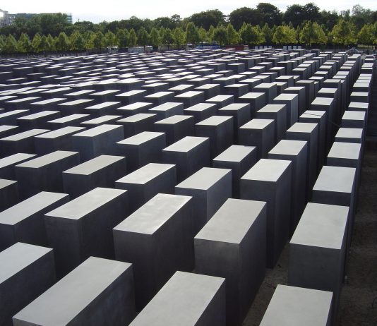 Il momento dei monumenti: intervista a Pietro Gaglianò Berlin Memorial, Peter Eisenman