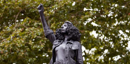 exibart.artworld: il giro del mondo dell’arte in sei notizie Tra le notizie dal mondo dell'arte di questa settimana, la statua di un'attivista del movimento BLM, rimossa 24 ore dopo la sua installazione.