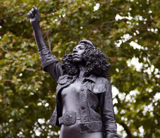 exibart.artworld: il giro del mondo dell’arte in sei notizie Tra le notizie dal mondo dell'arte di questa settimana, la statua di un'attivista del movimento BLM, rimossa 24 ore dopo la sua installazione.