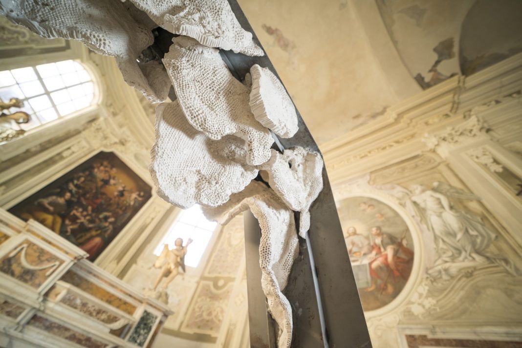 L'installazione di Cristiano Carotti al Battistero di Pietrasanta