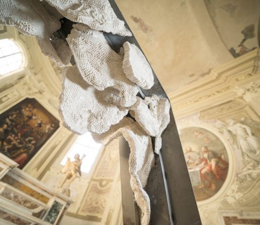 Quando l’arte nutre la spiritualità: la Cella di Cristiano Carotti al Battistero di Pietrasanta L'installazione di Cristiano Carotti al Battistero di Pietrasanta