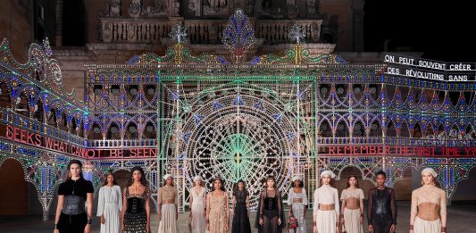 Dior sfila a Lecce e celebra il Salento con la nuova collezione e con Marinella Senatore