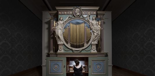 Il cielo in una stanza secondo Ragnar Kjartansson, per Fondazione Trussardi Ragnar Kjartansson, The Sky in a Room, 2018 / Performer, organ and the song Il Cielo in una Stanza by Gino Paoli (1960) / Commissioned by Artes Mundi and Amgueddfa Cymru – National Museum Wales and acquired with the support of the Derek Williams Trust and Art Fund / Courtesy of the artist, Luhring Augustine, New York and i8 Gallery, Reykjavik / Ph: Hugo Glendinning