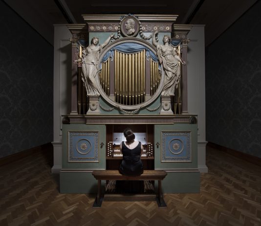 Il cielo in una stanza secondo Ragnar Kjartansson, per Fondazione Trussardi Ragnar Kjartansson, The Sky in a Room, 2018 / Performer, organ and the song Il Cielo in una Stanza by Gino Paoli (1960) / Commissioned by Artes Mundi and Amgueddfa Cymru – National Museum Wales and acquired with the support of the Derek Williams Trust and Art Fund / Courtesy of the artist, Luhring Augustine, New York and i8 Gallery, Reykjavik / Ph: Hugo Glendinning