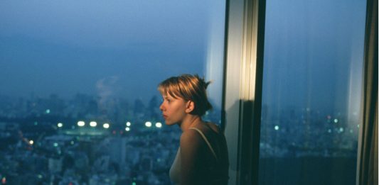 Pop Corn#16. Una giovane Scarlett Johannson si perde nella Tokio di Sofia Coppola Scarlett Johannson in Lost in Translation, di Sofia Coppola