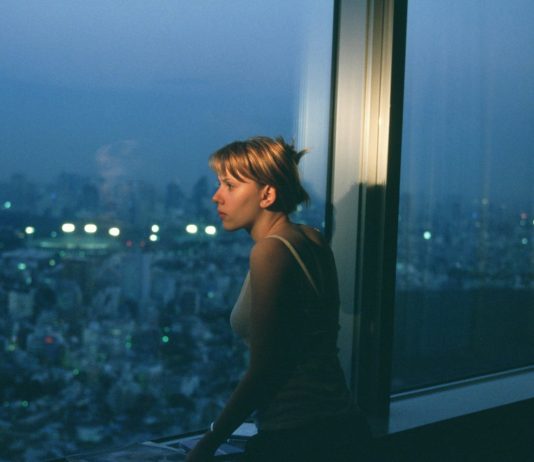 Pop Corn#16. Una giovane Scarlett Johannson si perde nella Tokio di Sofia Coppola Scarlett Johannson in Lost in Translation, di Sofia Coppola