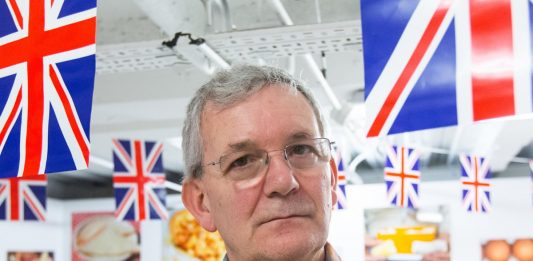 «Quel libro è offensivo e umiliante»: Martin Parr tacciato di razzismo