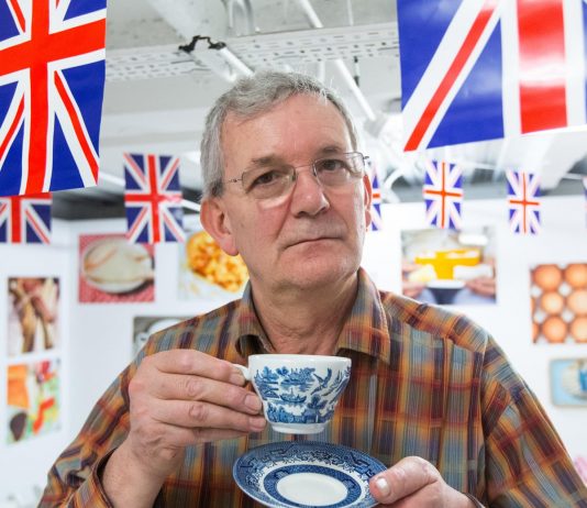 «Quel libro è offensivo e umiliante»: Martin Parr tacciato di razzismo