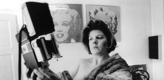 In ricordo di Brigid Berlin, confidente di Andy Warhol, star della Factory, artista sopra le righe