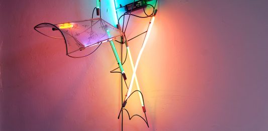 Morto Keith Sonnier, addio all’instancabile scultore della luce e degli spazi