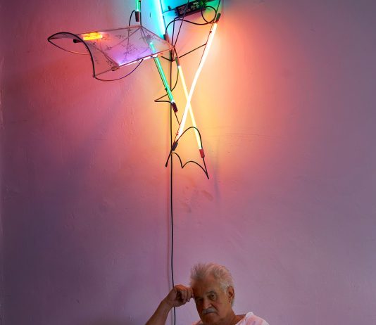 Morto Keith Sonnier, addio all’instancabile scultore della luce e degli spazi