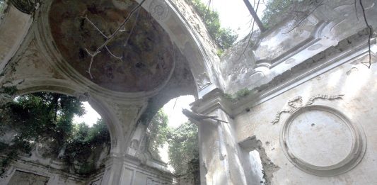 In Campania, un borgo del ‘700 distrutto per costruire un residence con piscina