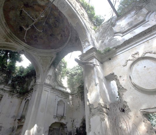 In Campania, un borgo del ‘700 distrutto per costruire un residence con piscina