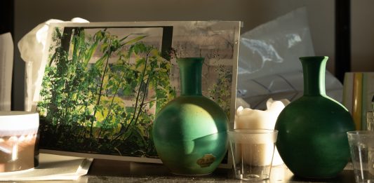 I poster di 58 artisti per la raccolta fondi ideata da Between Bridges con Wolfgang Tillmans