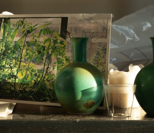 I poster di 58 artisti per la raccolta fondi ideata da Between Bridges con Wolfgang Tillmans