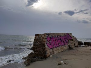 Il Molo di Adriano imbrattato