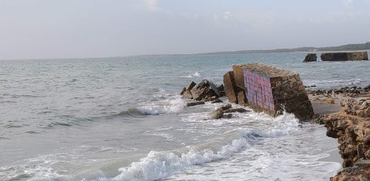 Il molo di Adriano a San Cataldo, Lecce, deturpato da una scritta spray Il Molo di San Cataldo, Lecce