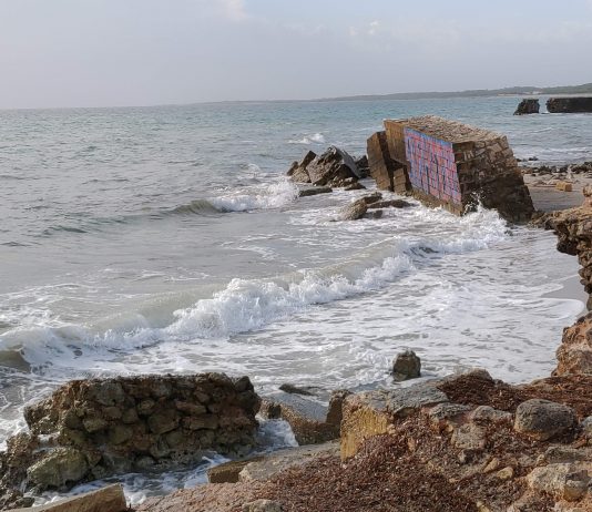Il molo di Adriano a San Cataldo, Lecce, deturpato da una scritta spray Il Molo di San Cataldo, Lecce
