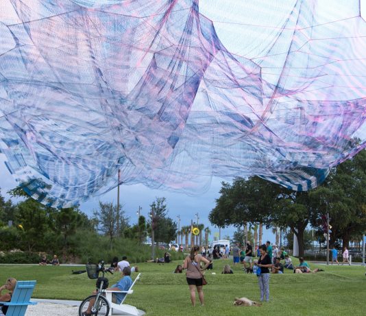 Bending Arc è la spettacolare scultura di Janet Echelman, fatta di vento