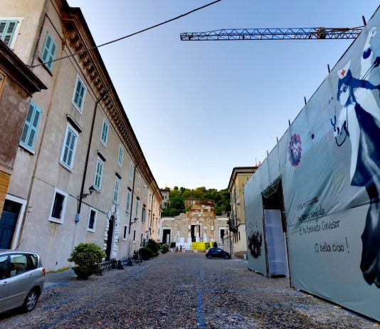 L’artista e giornalista curda Zehra Dogan dona un’opera per la resistenza di Brescia