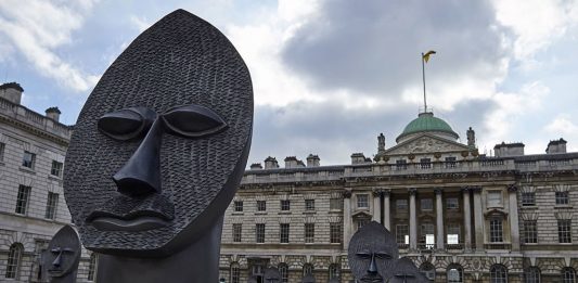 1-54: la fiera dell’arte contemporanea africana si farà "The Invisible Man and the Masque of Blackness" di Zak Ové, nel cortile della Somerset House in occasione dell'edizione londinese di 1-54 nel 2016. Photo by Niklas Halle'n/AFP/Getty Images.