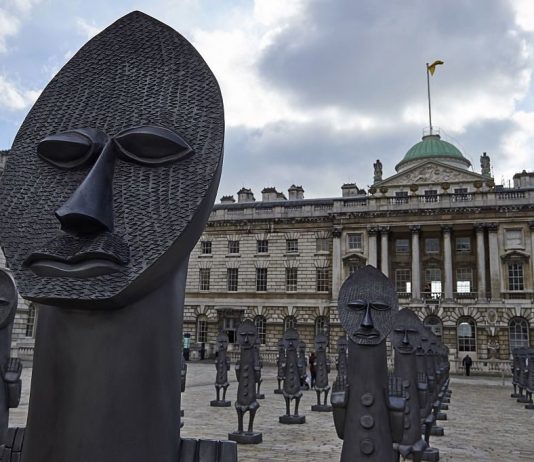 1-54: la fiera dell’arte contemporanea africana si farà "The Invisible Man and the Masque of Blackness" di Zak Ové, nel cortile della Somerset House in occasione dell'edizione londinese di 1-54 nel 2016. Photo by Niklas Halle'n/AFP/Getty Images.