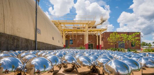 Perdersi nel Narcissus Garden di Yayoi Kusama: l’installazione fa tappa in Arkansas