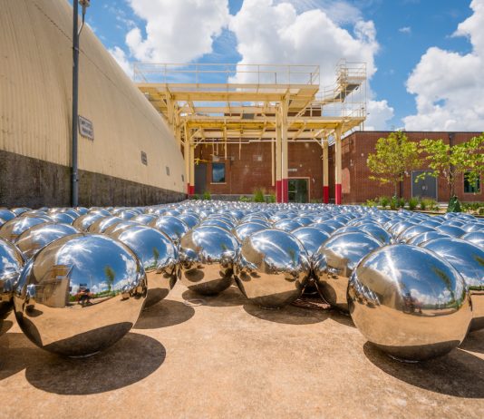 Perdersi nel Narcissus Garden di Yayoi Kusama: l’installazione fa tappa in Arkansas