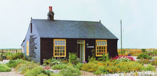 Il giardino del Prospect Cottage di Derek Jarman arriva in mostra a Londra