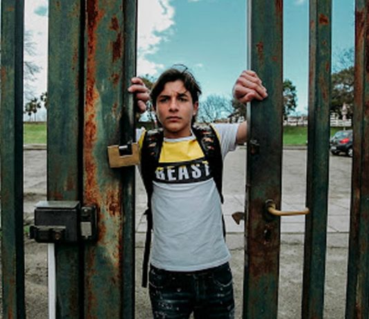 Sufficiente, da Scampia al Nastro d’Argento. L’intervista Sufficiente