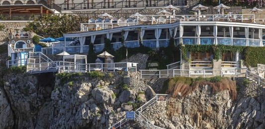 Dior inaugura un pop-up store nella suggestiva cornice di Capri Dior